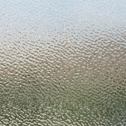 Detail: Mandarinkové ornamentální sklo bílých vedlejších vchodových dveří K301-88, závěs vlevo.