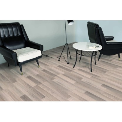 Laminátová podlaha Comfort Dub Silver 7 mm položená v obývacím pokoji s nábytkem.