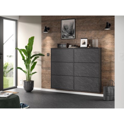 Obývací pokoj s nástěnnými panely Egger DecoWall Annaba v dekoru přírodního dubu.