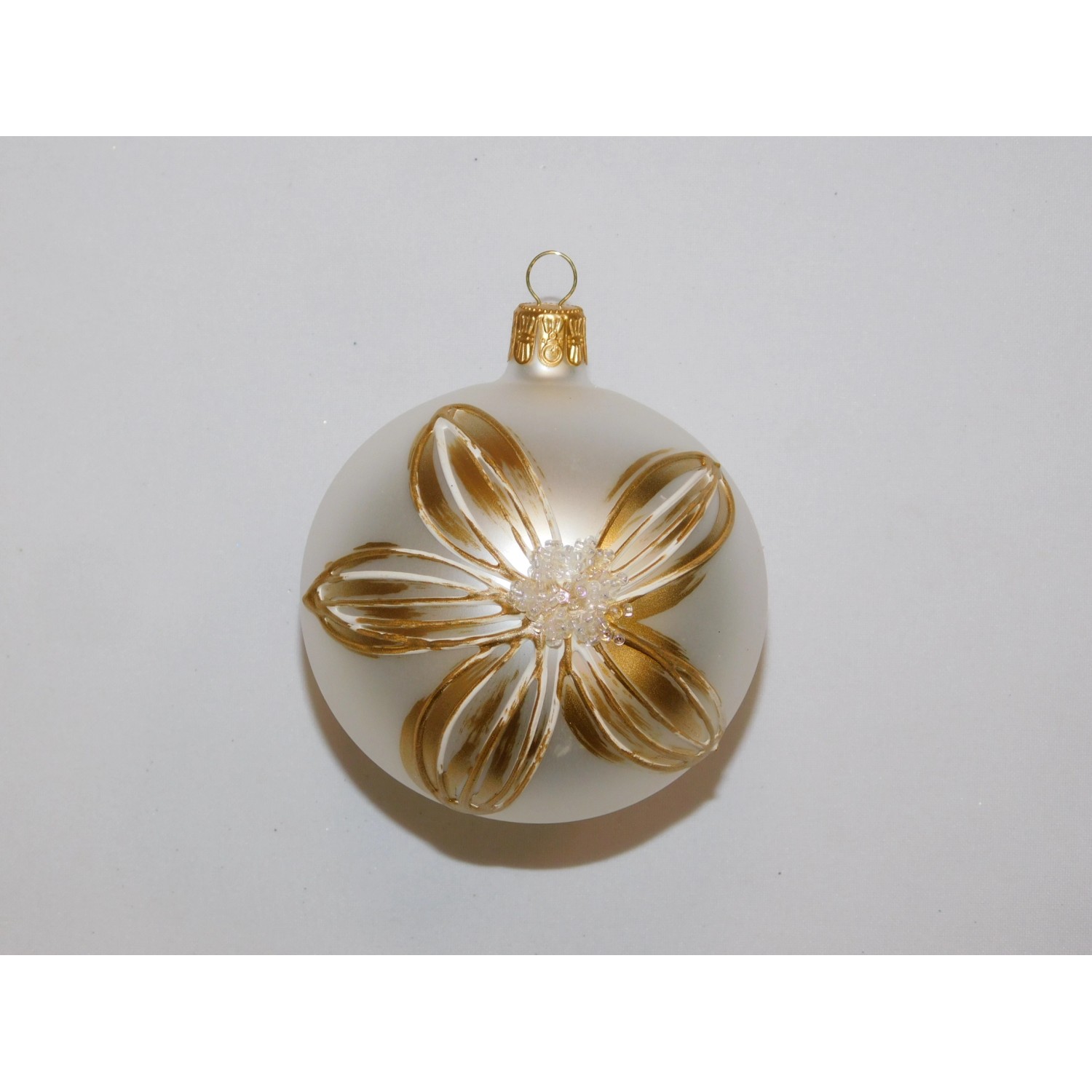 ONREX Vánoční ozdoba skleněná koule bílá/zaltá květ pr. 8 cm