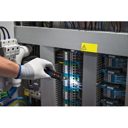 Použití zkoušečky napětí Bosch Professional GVD 1000-17 na elektrickém systému.