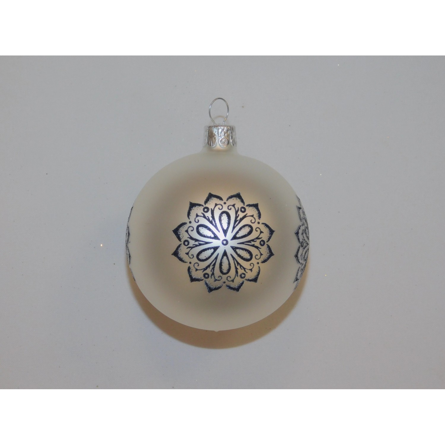 ONREX Vánoční ozdoba skleněná koule bílá květy pr. 7 cm
