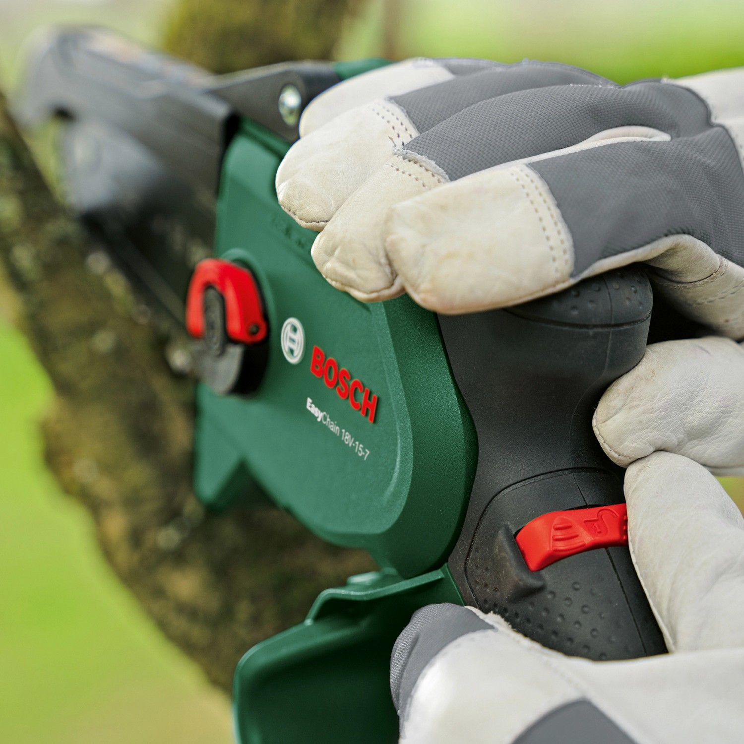 Bosch Aku řetězová pila EasyChain 18V-15-7 Solo koupit v OBI