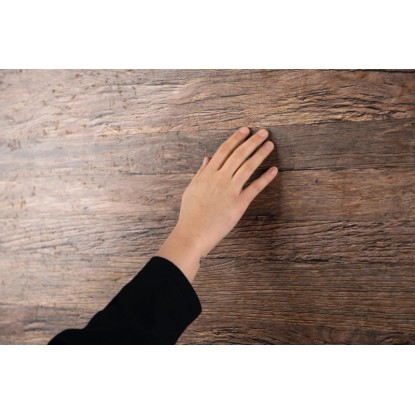 Egger DecoWall nástěnný panel Annaba Dub přírodní, ruka na dřevěném povrchu