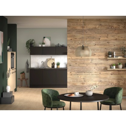 Místnost s nástěnnými panely Egger DecoWall Namur Fichte Natur jako dřevěná stěna za jídelním stolem.
