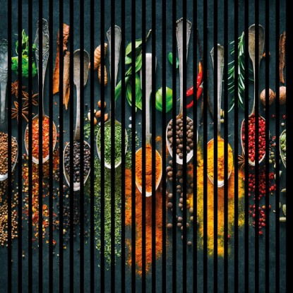 Akustický panel FN Acustico Spice: Lžíce s různým kořením na tmavém pozadí.