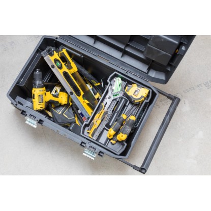 Otevřený montážní box Stanley Essential Mobile 50L plný nářadí, včetně teleskopické rukojeti.